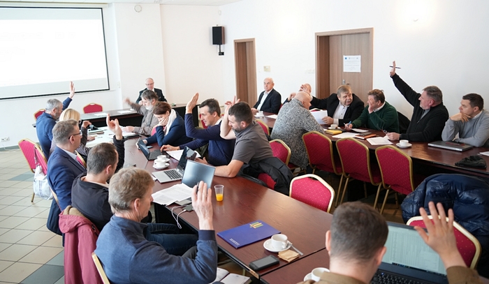 Członkowie WZ PDO głosują przez podniesienie ręki na posiedzeniu