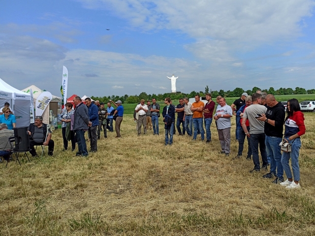 Uczesnicy słuchają otwarcia spotkanie.