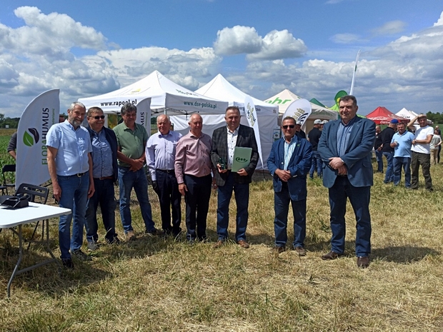 Dyrektor Mariusz Krepski oraz przewodniczący PDO Zbigniew Kołodziej wraz z członkami lubuskiej izby rolniczej pozują do zdjęcia.
